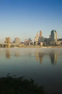 Images Dated 21st October 2006: USA, Ohio, Cincinnati: Skyline with fog on the Ohio River / Sunrise