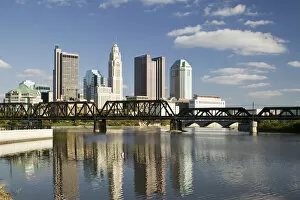 Images Dated 25th October 2006: USA-Ohio-Columbus: City Skyline along the Scioto River / Late afternoon