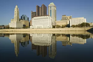Images Dated 25th October 2006: USA-Ohio-Columbus: City Skyline along the Scioto River / Late afternoon