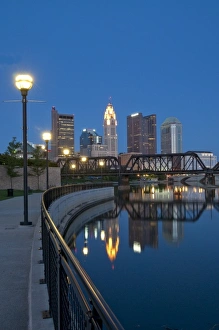 USA, Ohio, Columbus: City skyline and the Scioto River