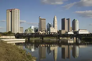 Images Dated 25th October 2006: USA-Ohio-Columbus: City Skyline along the Scioto River / Late afternoon