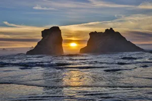 Images Dated 13th December 2021: Usa, Oregon, Bandon. Bandon Beach, Sunset at the Beach