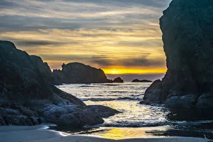 Images Dated 10th February 2022: USA, Oregon, Bandon Beach. Pacific Ocean sea stacks at sunset
