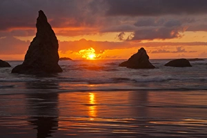 Images Dated 31st May 2011: USA, Oregon, Bandon Beach. Sunset silhouettes seastacks