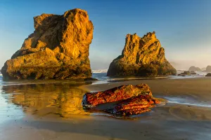 Images Dated 8th May 2016: USA, Oregon, Bandon. Sunrise on beach
