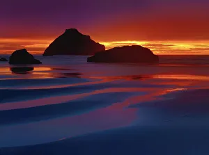 Images Dated 4th May 2019: USA, Oregon, Bandon. Sunset on beach sea stacks