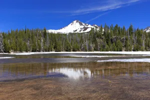 Images Dated 5th June 2017: USA, Oregon, Cascade Lakes Highway, North Sister, Sparks Lake