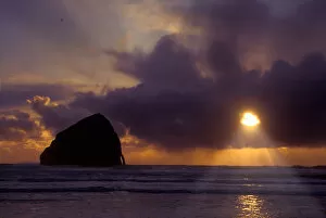 USA, Oregon Coast, Sunset over the Pacific ocean from Cape Kiwanda