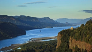 Images Dated 29th September 2012: USA, Oregon, Columbia Gorge, Chanticleer Point, a Vista House at sunset