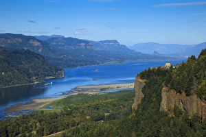 Images Dated 29th September 2012: USA, Oregon, Columbia Gorge, Chanticleer Point, a barge passing Vista House, navigating