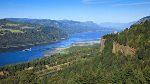 Images Dated 29th September 2012: USA, Oregon, Columbia Gorge, Chanticleer Point, a barge passing Vista House, navigating