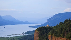 Images Dated 14th July 2012: USA, Oregon, Columbia Gorge National Scenic Area, Vista House and the Columbia Gorge