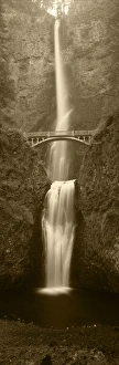 USA, Oregon, Columbia River George, View of Multnomah Falls