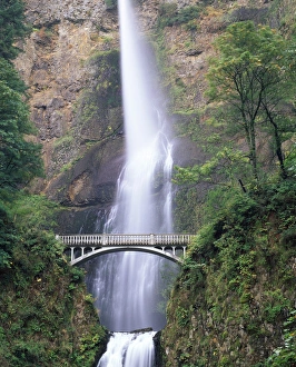 USA, Oregon, Columbia River Gorge, Bridge infront of Multnomah Falls