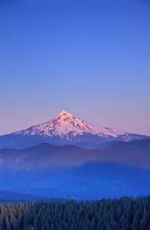Images Dated 5th January 2005: USA, Oregon, Columbia River Gorge National Scenic Area, Mount Hood, as seen