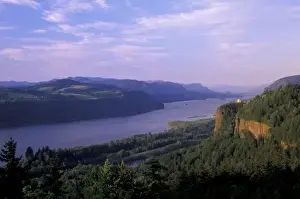 Images Dated 16th March 2004: USA, Oregon, Columbia River Gorge National Scenic Area, Vista House and Columbia