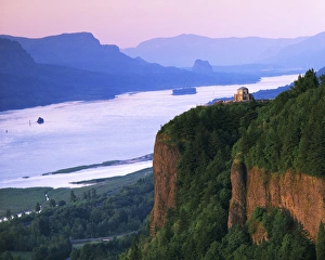 Columbia Gorge Prints: USA, Oregon, Crown Point State Park, Columbia River below