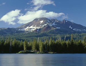 USA, Oregon, Deschutes National Forest, South side of Broken Top rises above coniferous forest