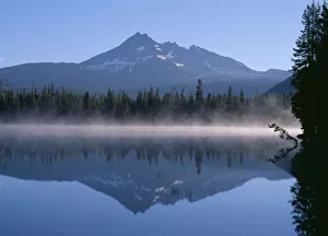 USA, Oregon. Deschutes National Forest, Broken Top reflects in the misty waters of