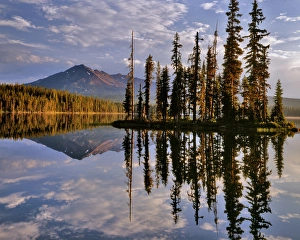 Images Dated 26th March 2015: USA, Oregon. Diamond Peak reflecting in Summit Lake
