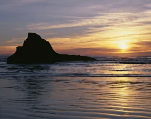 Images Dated 12th November 2018: USA, Oregon. Ecola State Park, sunset over sea stack at Indian Beach