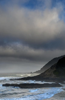 Images Dated 3rd May 2016: USA, Oregon, Florence. Rocky coast landscape