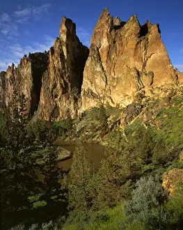 USA, Oregon, Granite Cliffs at Smith Rock State Park and Crooked River