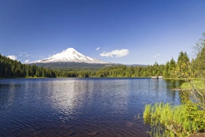 Images Dated 25th May 2015: USA, Oregon, Hood River County. Mt. Hood reflected in Trillium Lake in the Mt