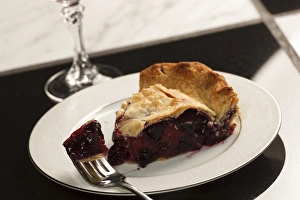 Images Dated 7th July 2015: USA, Oregon, Keizer, blueberry / raspberry pie