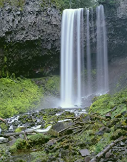Images Dated 5th September 2018: USA, Oregon, Mount Hood National Forest. Tamanawas Falls with moss-covered rocks