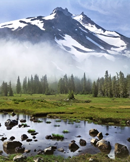 Images Dated 26th March 2015: USA, Oregon, Mt Jefferson Wilderness. Mt Jefferson in early morning light. Credit as