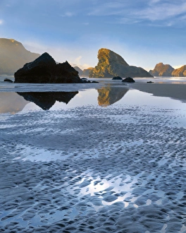 Images Dated 27th March 2015: USA, Oregon, Pistol River State Park. Morning light on rocks at Meyers Beach. Credit as