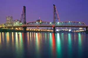 USA, Oregon, Portland, Nighttime view of the Hawthorne Bridge spanning the Willamette