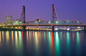 Images Dated 5th July 2006: USA, Oregon, Portland, Nighttime view of the Hawthorne Bridge spanning the Willamette
