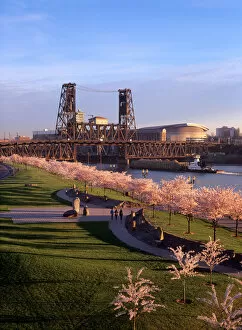 USA, Oregon, Portland, People enjoying a morning stroll in Tom McCall Waterfront Park