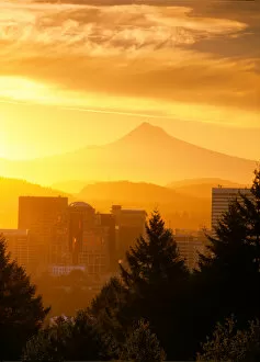 Images Dated 5th July 2006: USA, Oregon, Portland, Sunrise on Mt Hood and downtown