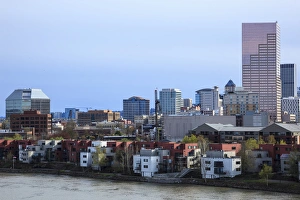 Images Dated 7th April 2012: USA, Oregon, Portland, the West Bank skyline and Union Station from the Burnside Bridge