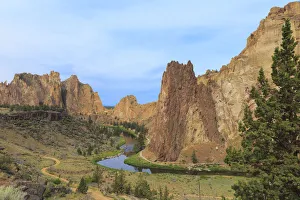 USA, Oregon, Redmond, Terrebonne. Smith Rock State Park. Crooked River. Basalt rocks and cliffs