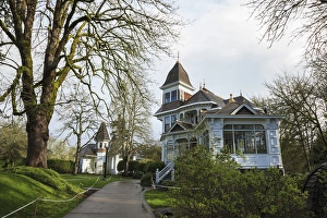 Images Dated 1st April 2012: USA, Oregon, Salem, Deepwood Estate