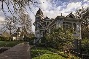 Images Dated 1st April 2012: USA, Oregon, Salem, Deepwood Estate