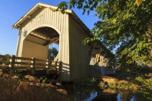 USA, Oregon, Scio, the Gilkey Bridge, covered bridge in early Autumn