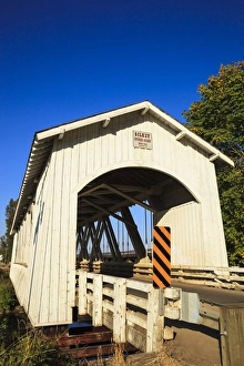 USA, Oregon, Scio, the Gilkey Bridge, covered bridge in early Autumn