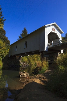 USA, Oregon, Scio, Hoffman Bridge across Crabtree Creek in early Autumn