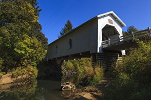 USA, Oregon, Scio, Hoffman Bridge across Crabtree Creek in early Autumn