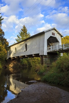 USA, Oregon, Scio, Hoffman Bridge across Crabtree Creek in early Autumn