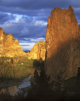 Images Dated 28th October 2009: USA, Oregon, Smith Rocks State Park