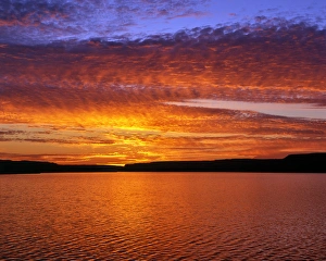 Images Dated 12th June 2013: USA, Oregon. Sunset over Lake Umatilla