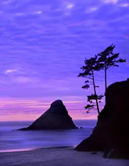 USA, Oregon, Sunset over rock formations at Devils Elbow State Park