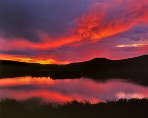 Images Dated 12th June 2013: USA, Oregon. Sunset over Upper Klamath Lake