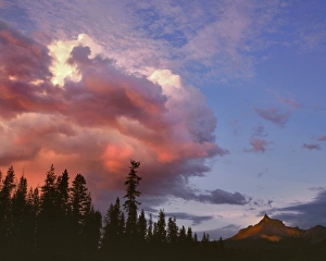 Images Dated 10th January 2013: USA, Oregon, Umpqua National Forest. Storm approaching Mt Thielsen. Credit as: Steve